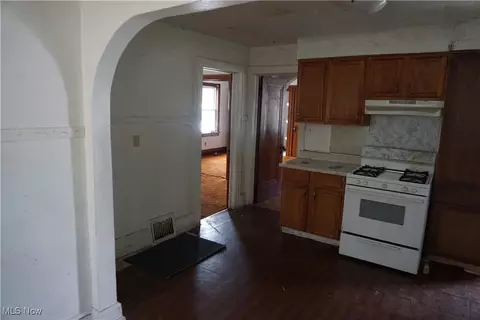 Entry Way - 1088 Packard Dr, Akron, OH 44320 photo 1 of 6