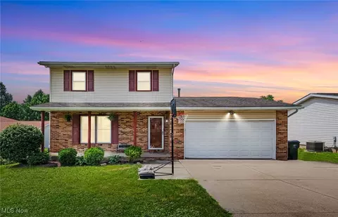 5604 Perry Hills Dr SW, Canton, OH 44706