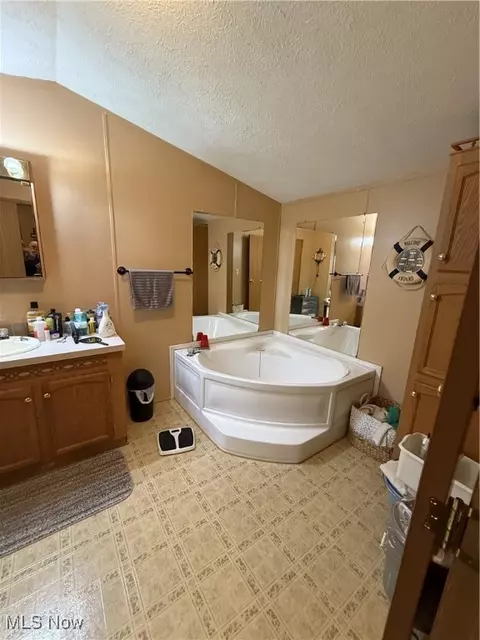 Bath - 3925 N Ridge E, Ashtabula, OH 44004 photo 1 of 3