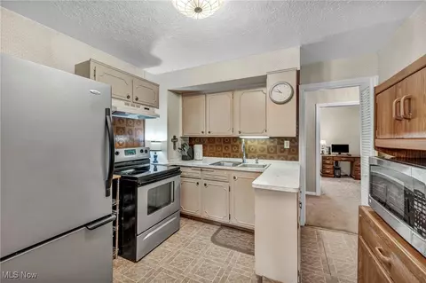 681 E 254th St, Euclid, OH 44132 photo 7