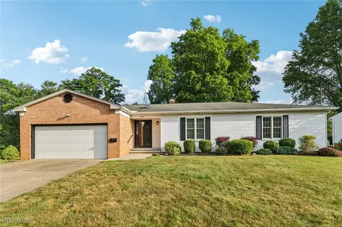 1085 Winhurst Dr, Akron, OH 44313