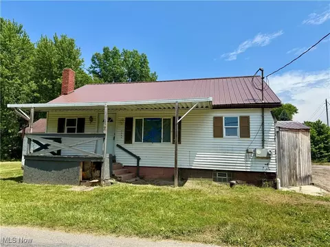 4552 Maple Dr, Newton Falls, OH 44444