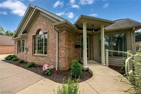 1137 Saint Abigail St SW, Hartville, OH 44632