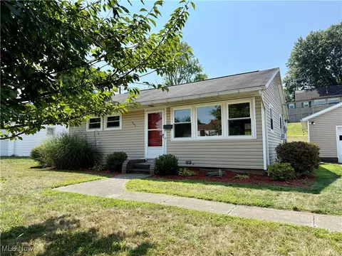 1711 Adams St, Coshocton, OH 43812
