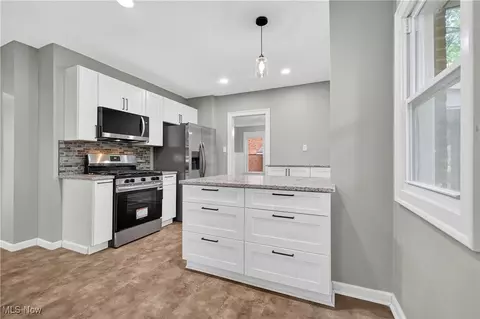 Kitchen - 91 E 207th St, Euclid, OH 44123 photo 2 of 4
