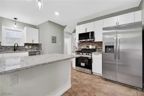 Kitchen - 91 E 207th St, Euclid, OH 44123 photo 4 of 4
