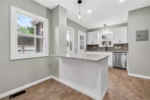 Kitchen - 91 E 207th St, Euclid, OH 44123 photo 3 of 4