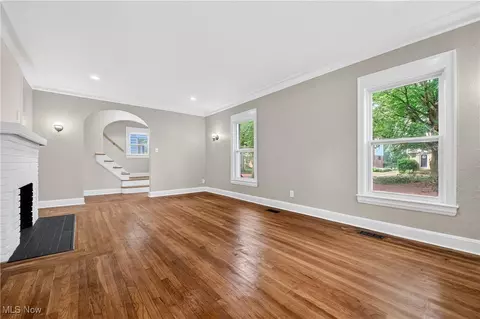 Living - 91 E 207th St, Euclid, OH 44123 photo 1 of 4