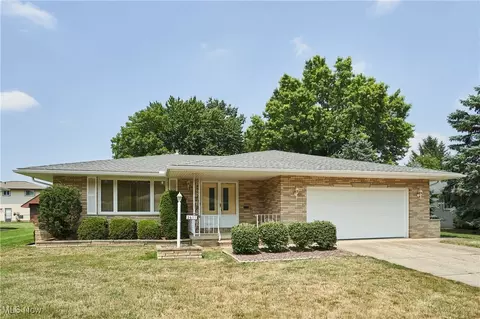 2611 Dorset Dr, Seven Hills, OH 44131