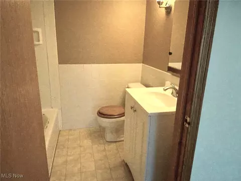 Bath - 7005 Paxton Rd, Boardman, OH 44512 photo 3 of 3