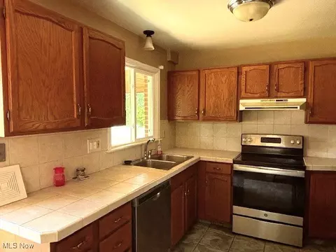 Kitchen - 7005 Paxton Rd, Boardman, OH 44512 photo 2 of 3