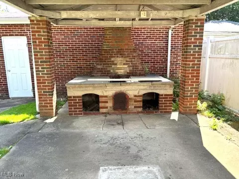 Exterior - 7005 Paxton Rd, Boardman, OH 44512 photo 3 of 4