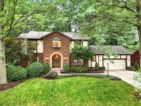 2813 Laurel Woods Blvd, Stow, OH 44224