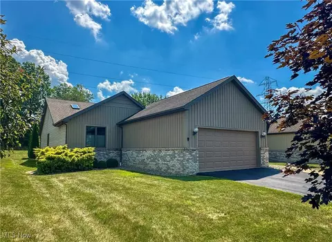 1109 Shadowridge Dr, Niles, OH 44446