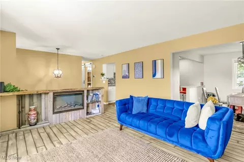 Living - 2948 Warner Rd, Fowler, OH 44418 photo 3 of 5