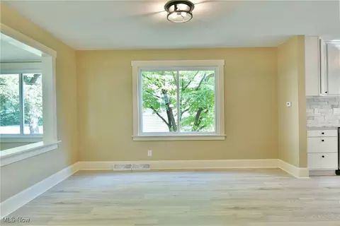 Living - 726 5th St, Struthers, OH 44471 photo 3 of 4