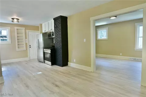 Living - 726 5th St, Struthers, OH 44471 photo 4 of 4