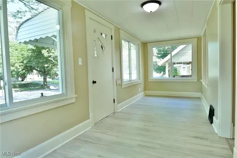 Entry Way - 726 5th St, Struthers, OH 44471 photo 3 of 8