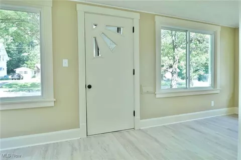 Entry Way - 726 5th St, Struthers, OH 44471 photo 2 of 8