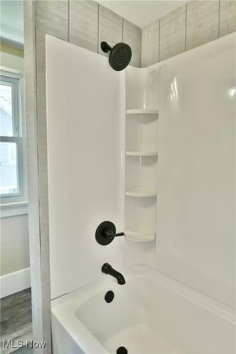 Bath - 726 5th St, Struthers, OH 44471 photo 4 of 5
