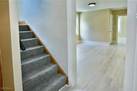 Entry Way - 726 5th St, Struthers, OH 44471 photo 6 of 8