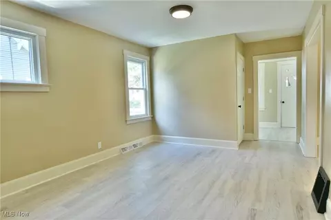 Living - 726 5th St, Struthers, OH 44471 photo 1 of 4