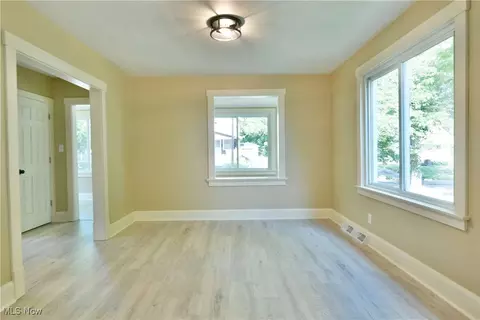 Living - 726 5th St, Struthers, OH 44471 photo 2 of 4