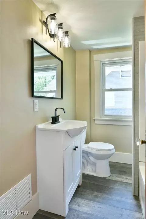 Bath - 726 5th St, Struthers, OH 44471 photo 2 of 5