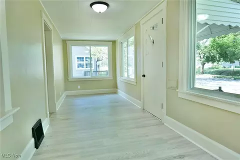 Entry Way - 726 5th St, Struthers, OH 44471 photo 1 of 8