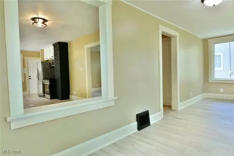 Entry Way - 726 5th St, Struthers, OH 44471 photo 4 of 8
