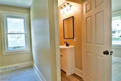 Entry Way - 726 5th St, Struthers, OH 44471 photo 5 of 8