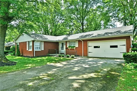 225 Sleepy Hollow Dr, Canfield, OH 44406