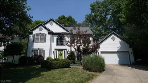1247 Glenoak Dr, Tallmadge, OH 44278