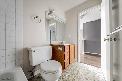 Bath - 6854 Colonial Dr #C, Mentor, OH 44060 photo 2 of 3