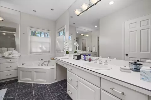 Bath - 131 Bryan Ct, Elyria, OH 44035 photo 1 of 7