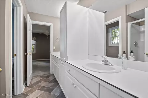 Bath - 131 Bryan Ct, Elyria, OH 44035 photo 6 of 7