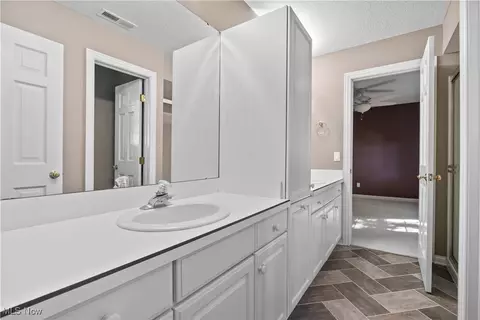 Bath - 131 Bryan Ct, Elyria, OH 44035 photo 5 of 7