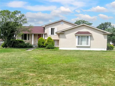 3189 Meanderwood Dr, Canfield, OH 44406