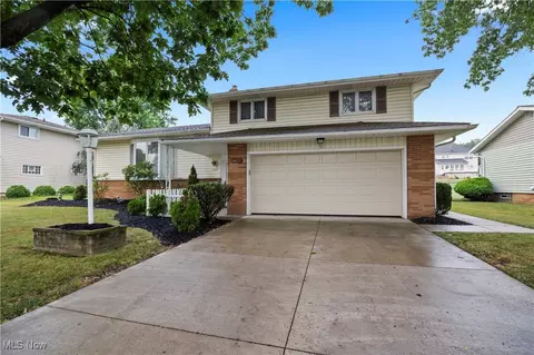 5632 Pinnacle Park Dr, Seven Hills, OH 44131