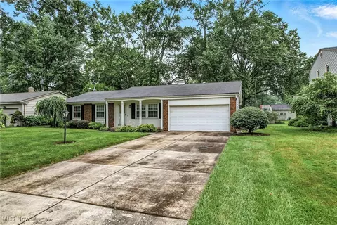 3901 Greenmont Dr, Warren, OH 44484