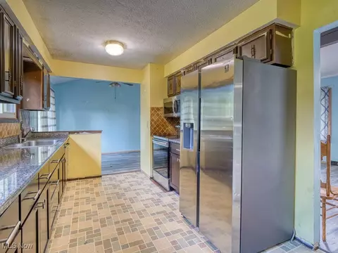 Kitchen - 452 Deleware Dr, Brunswick, OH 44212 photo 2 of 3