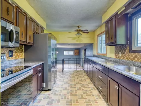 Kitchen - 452 Deleware Dr, Brunswick, OH 44212 photo 3 of 3