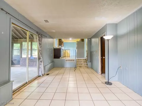 Living - 452 Deleware Dr, Brunswick, OH 44212 photo 6 of 6