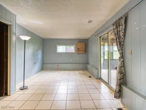 Living - 452 Deleware Dr, Brunswick, OH 44212 photo 5 of 6