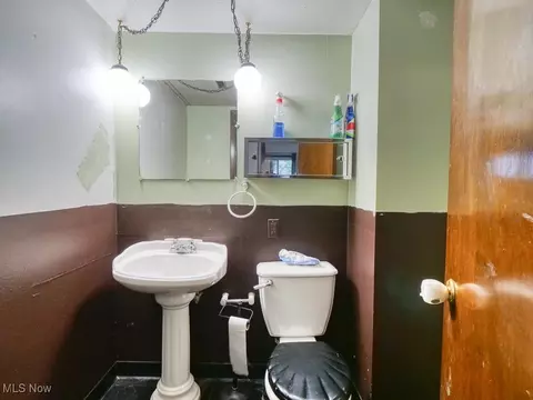 Bath - 452 Deleware Dr, Brunswick, OH 44212 photo 1 of 3