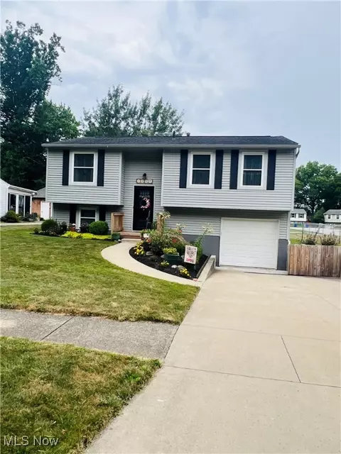1220 Shadowlawn Dr, Ravenna, OH 44266