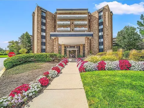 2202 Acacia Park Dr #2420, Lyndhurst, OH 44124