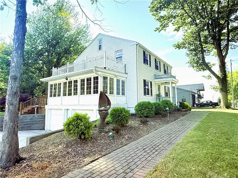 48 Admiral Dr, Eastlake, OH 44095