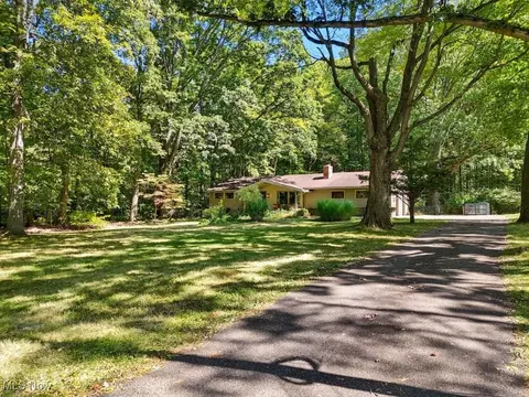 62 W Bel Meadow Ln, Chagrin Falls, OH 44022