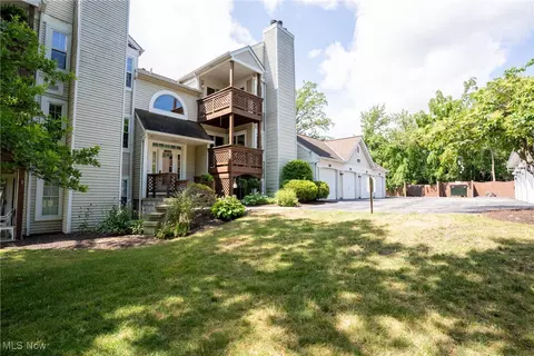 1316 Cedarwood Dr #D3, Westlake, OH 44145